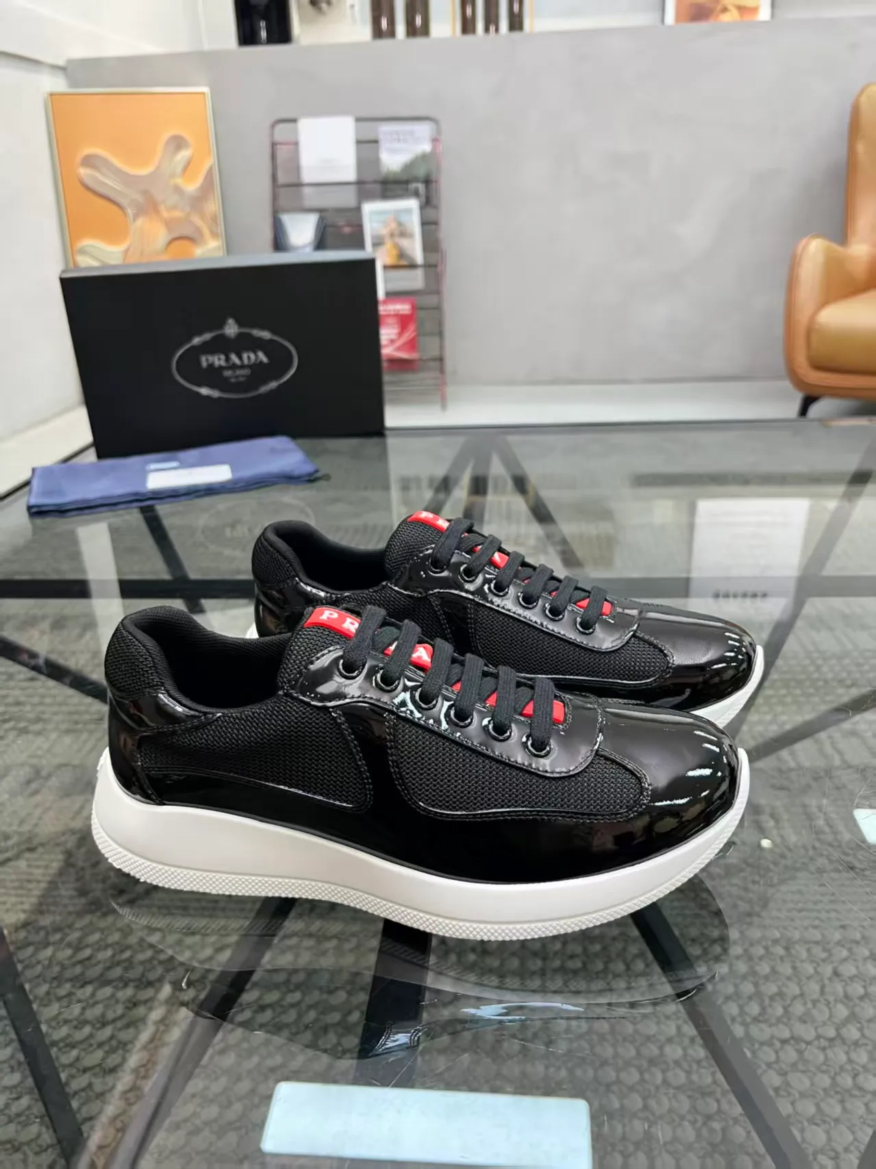 P420 38-45 Prada Prada’s new men’s leather sneakers, the highest version on the market, any comparison is welcome🆚! The original leather has excellent texture and is super high-end! Fetal sheep net lining imported from Italy, removable pad! Luxurious materials and fine workmanship, highly recommended!